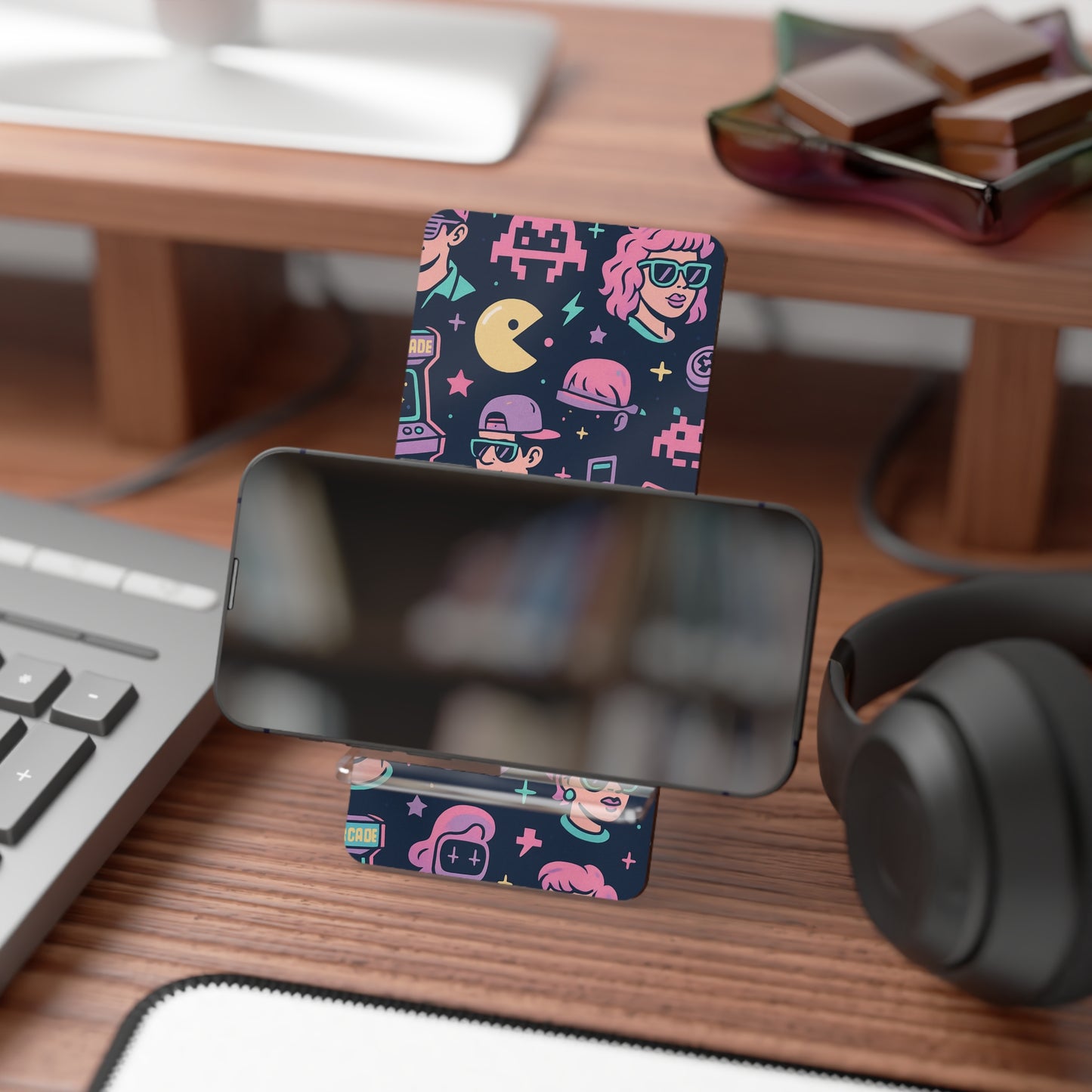 Retro Life • Smartphone Display Stand
